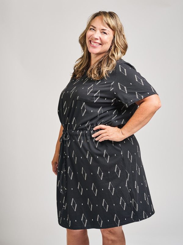 Abby Drawstring Plus Size Dress - Diamond Vine Black - Image 2